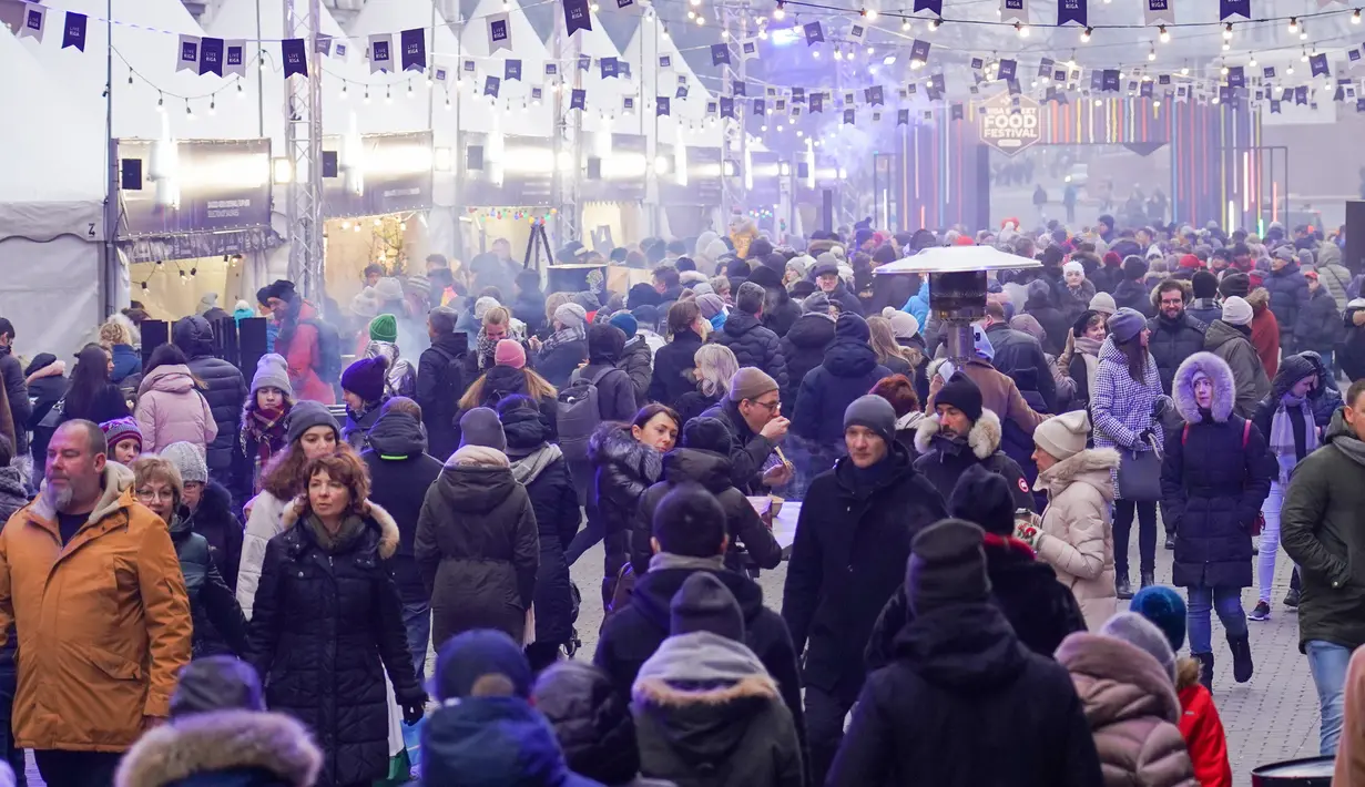 Suasana Riga Street Food Festival di Riga, Latvia, Sabtu (18/1/2020). Api unggun dan kios-kios makanan didirikan di sudut Jalan Kalku dan Valnu di Kota Tua Riga agar orang-orang dapat menikmati berbagai hidangan populer dari kota tersebut. (Xinhua/Janis)