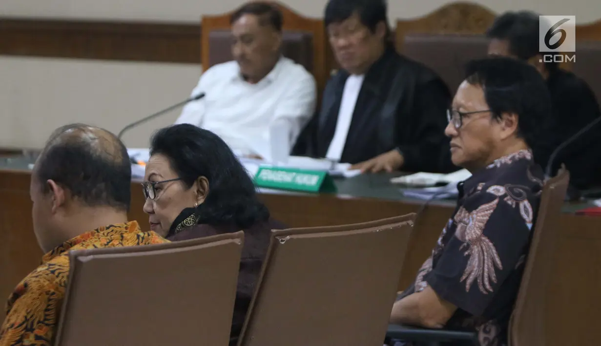 Mantan Sekjen Kemendagri, Diah Anggraeni (tengah) saat menjadi saksi pada sidang lanjutan dugaan korupsi e-KTP dengan terdakwa Markus Nari di Pengadilan Tipikor, Jakarta, Rabu (11/9/2019). Sidang mendengar keterangan saksi-saksi, salah satunya Diah Anggraeni. (Liputan6.com/Helmi Fithriansyah)
