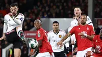 Manchester United meraih kemenangan 3-0 atas Nottingham Forest pada laga leg pertama semifinal Carabao Cup musim ini di The City Ground Stadium, Kamis (26/1/2023) dini hari WIB. Satu dari tiga gol MU disarangkan&nbsp;Bruno Fernandes pada menit ke-89. (AFP/DARREN STAPLES)