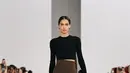 Latar belakang sastra tersebut mendorong Griffiths untuk mengeksplorasi seni yang melekat pada prinsip ilmiah dan kekompakan matematika dalam desain busana. [Dok/MaxMara].