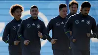 Pemain Leroy Sane (kiri) berlatih bersama para pemain timnas Jerman jelang partai persahabatan dengan Perancis di Munich, Jerman, Rabu(11/11/2015) WIB. (REUTERS/Michael Dalder)