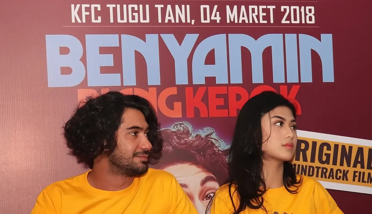 “Kesulitan rasanya nggak ada. Proses rekaman berjalan lancar dan cepet banget, kita satu hari bisa rekaman lima lagu. Nggak ada latihan pokoknya lagunya dikasih tahu sehari sebelumnya,” tutur Reza Rahadian. (Bambang E.Ros/Bintang.com)