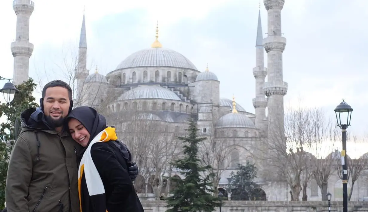 "Momentnya uda sweet, tapi captionnya bikin kekeh yaampun😂," tulis putriramud. "😂😂😂 jadi malu sendiri bacanya... Romantis bangetttt abang @teukuwisnu dan kak @shireensungkar ... Semoga samawa selalu..." tulis ayangzakiyahhezas.(Instagram/teukuwisnu)