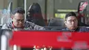 Tersangka mantan Direktur PT Murakabi Sejahtera, Irvanto Hendra Pambudi menunggu di lobi gedung KPK, Jakarta, Jumat (9/3). Irvanto menjalani pemeriksaan perdana pasca penetapannya sebagai tersangka kasus E-KTP. (Liputan6.com/Herman Zakharia)