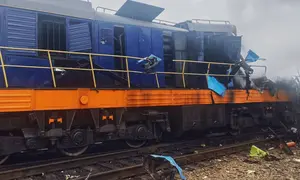 Lokomotif kereta rusak akibat serangan pesawat tak berawak terlihat di stasiun kereta api Yahodyn dekat perbatasan Ukraina dengan Polandia. (Dok. Ukrainian Ukrzaliznytsia Railway Company Press Office via AP)