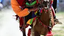Seorang penduduk desa dari Wilayah Quxu memamerkan keterampilan menunggang kudanya dalam perayaan Festival Ongkor di Lhasa, Daerah Otonom Tibet, China (6/8/2020). Festival Ongkor atau Panen Raya, sebuah warisan budaya takbenda nasional. (Xinhua/Soinam Norbu)