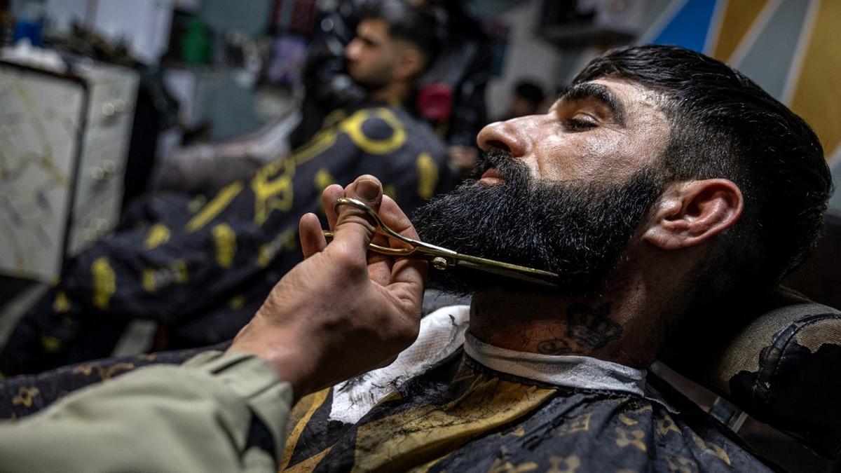 Tukang Cukur di Afghanistan Terancam Dipenjara Bila Pangkas Janggut Pelanggannya Kependekan