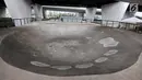 Tambalan semen terlihat di trek Skatepark Slipi, Jakarta, Minggu (16/6/2019). Sudah hampir dua bulan taman bermain skateboard tersebut ditutup oleh Suku Dinas Kehutanan Jakarta Pusat akibat rusaknya beberapa fasilitas seperti arena, sejumlah keramik, dan taman. (merdeka.com/Iqbal S. Nugroho)