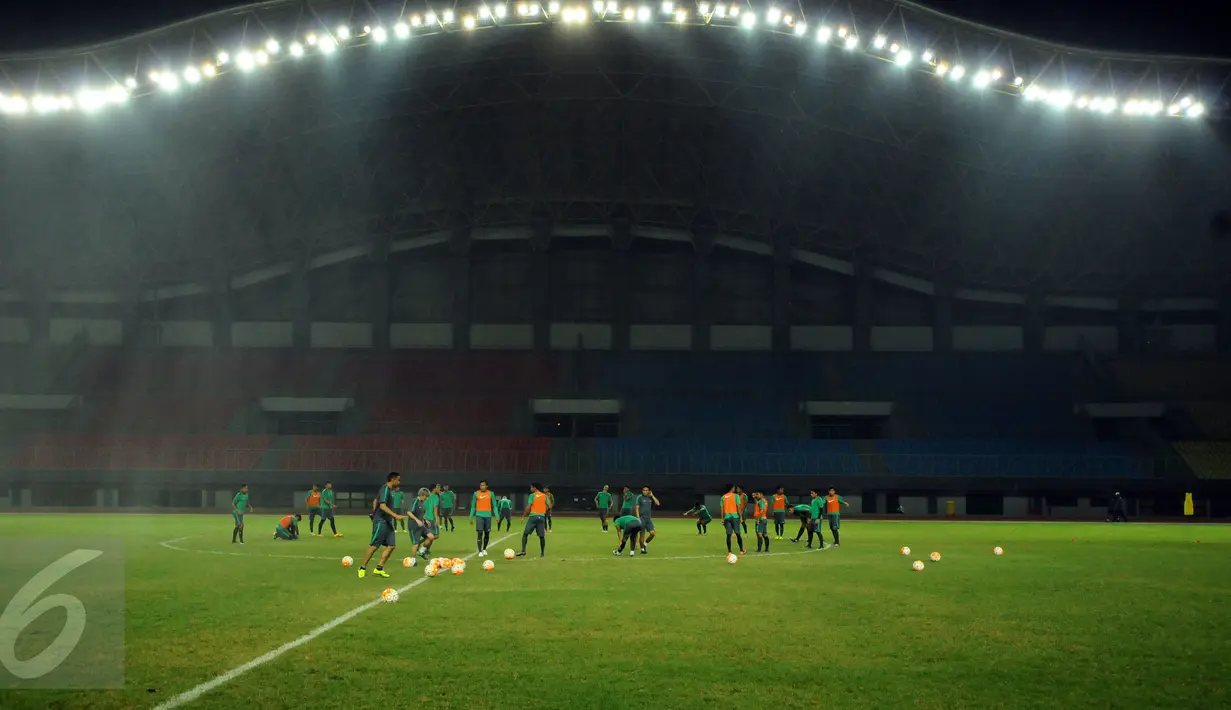 Pemain Timnas Indonesia U-22 saat melakukan latihan uji lapangan di Stadion Patriot Candrabhaga, Bekasi, Selasa (4/4). Timnas Indonesia U-22 akan melawan Persija pada Rabu (5/4). Liputan6.com/Helmi Fithriansyah)