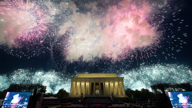 Kembang api menghiasi langit di dekat Lincoln Memorial pada perayaan Hari Kemerdekaan Amerika Serikat atau dikenal sebagai Fourth of July di Washington, DC, Kamis (4/7/2019). Perayaan Empat Juli ini mengenang deklarasi kemerdekaan Amerika dari Inggris pada tahun 1776. (AP Photo/Alex Brandon)