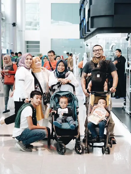 “Yang umur 5 tahun dia tuh penginnya selalu diperhatiin karena dia punya adik juga jadi dia merasa tersaingi jadi lagi cari-cari perhatian dari orang rumah," ujarnya. (instagram/ennolerian_)