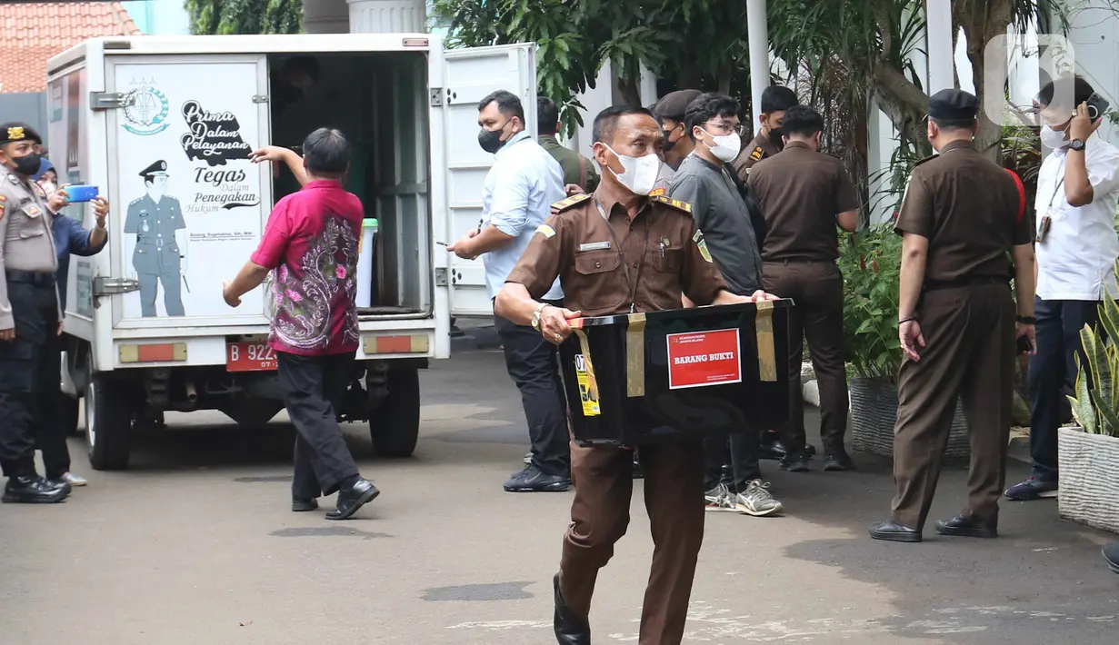Petugas membawa barang bukti kasus pembunuhan berencana Brigadir J saat proses pelimpahan tahap dua kasus tersebut di Gedung Kejaksaan Agung, Jakarta, Rabu (5/10/2022). Penyidik Bareskrim Polri menyerahkan barang bukti beserta kesebelas tersangka kepada Kejaksaan Agung terkait kasus pembunuhan berencana Brigadir J dan obstruction of justice yang menjerat mantan Kadiv Propam Ferdy Sambo sebagai tersangka. (Liputan6.com/Herman Zakharia)