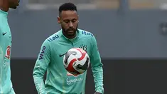Pemain depan Brasil Neymar mengamati bola selama sesi latihan  menjelang Kualifikasi Piala Dunia 2026 zona CONMEBOL, di Lima, Senin (11/9/2023). (Cris BOURONCLE / AFP)