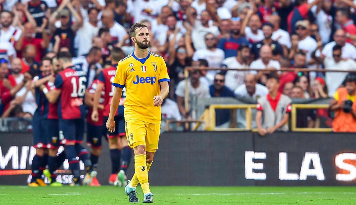 Pemain Juventus, Miralem Pjanic terlihat kecewa saat timnya keobolan dari Genoa pada lanjutan Serie A di Luigi Ferraris Stadium, Genoa (26/8/2017).  Juventus menang 4-2. (Simone Arveda/ANSA via AP)