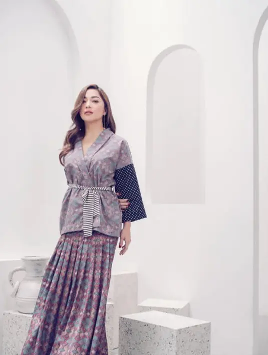 <p>Nikita Willy tampil dengan heels hitam berdetail bulu, dipadukan atasan model kimono dan rok panjangnya. Credit: Instagram (@nikitawillyofficial94)</p>