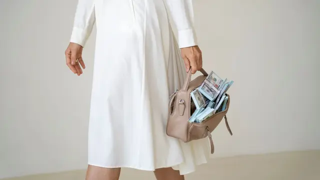 5 Inspirasi Outfit Rok Pleats yang Elegan untuk ke Kantor (photo by freepik)