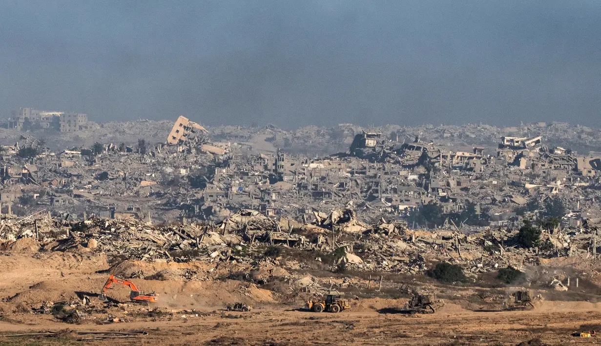 Data terbaru menyebut, jumlah korban tewas warga Palestina di jalur Gaza meningkat menjadi 57.418 orang dengan 136.261 lainnya terluka. (Maya Levin/AFP)