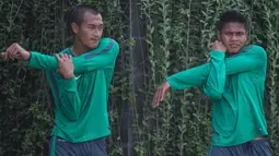 Hasamu Yama dan Fachrudin Aryanto melakukan pemanasan saat latihan ringan jelang pertandingan melawan Malaysia. (Bola.cm/Vitalis Yogi Trisna)