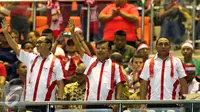 Wapres Jusuf Kalla (tengah) melambaikan tangan jelang menyaksikan laga final pertama Piala AFF 2016 antara Indonesia melawan Thailand di Stadion Pakansari, Bogor, Rabu (14/12). Indonesia unggul 2-1 atas Thailand. (Liputan6.com/Helmi Fithriansyah)