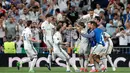 Pemain Real Madrid merayakan kemenangan mereka atas Bayern Munchen saat  Perempat Final Liga Champions 2017 di Santiago Bernabeu, Spanyol, Rabu (19/4). Madrid kandaskan Munchen dengan skor 4-2. (AP Photo)