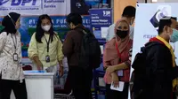 Pencari kerja mengunjungi salah satu stan perusahaan pada acara "Jakarta Job Fair" di Ratu Plaza, Jakarta, Senin (6/12/2021). Jakarta Job Fair tersebut di lima wilayah kota adminitrasi di Provinsi DKI Jakarta dari 6 hingga 14 Desember 2021. (Liputan6.com/Johan Tallo)