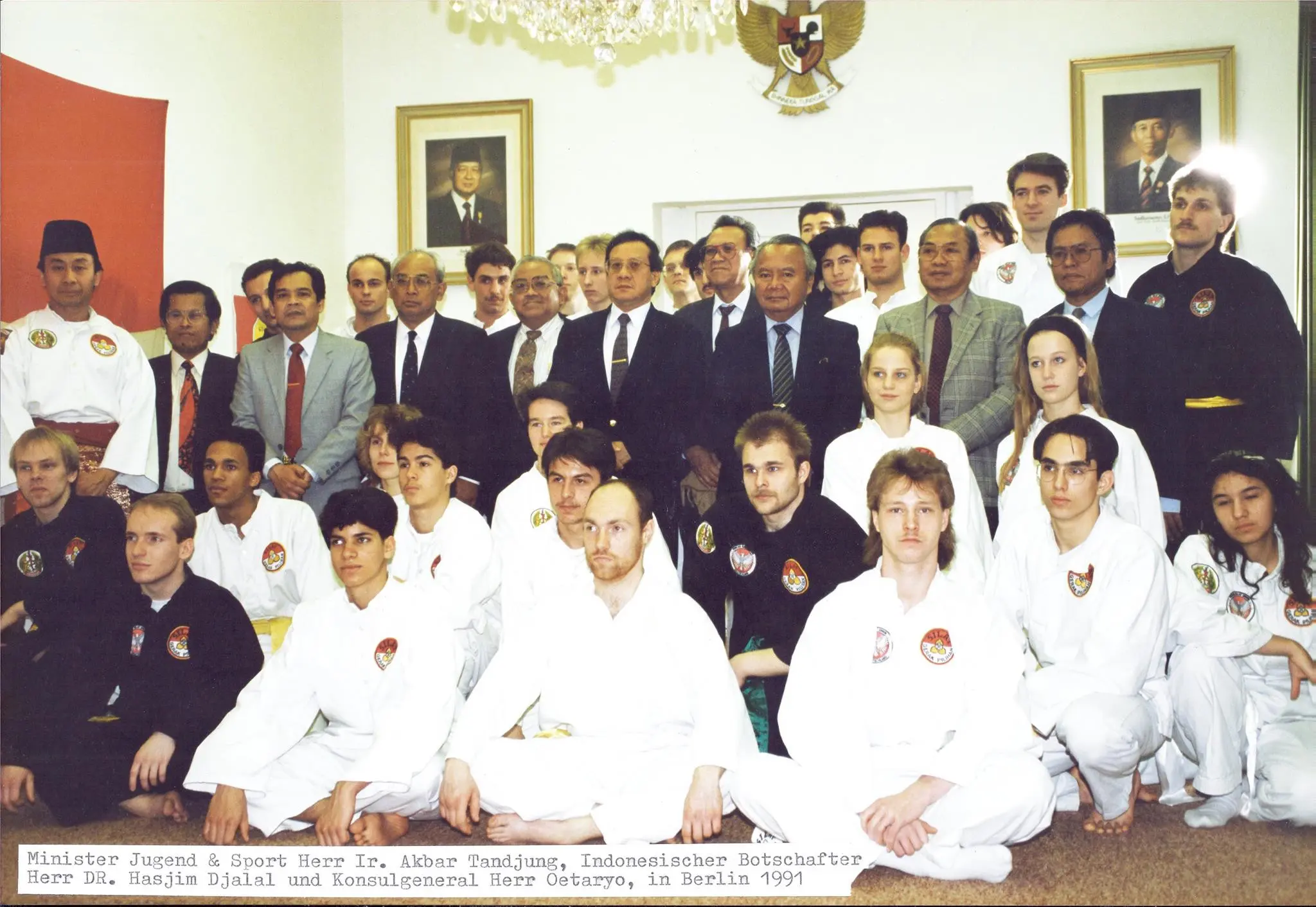 SiGePi berpose dengan Menteri Olahraga, Akbar Tanjung, pada tahun 1991 di salah satu ruang di Konsulat Jenderal RI Berlin. (Bola.com/SiGePi/Reza Khomaini)  