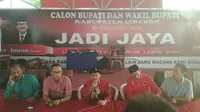 Calon Petahana Bupati Cirebon Sunjaya Purwadi Sastra mengumumkan klaim kemenangannya versi hitung cepat. Foto (Liputan6.com / Panji Prayitno)