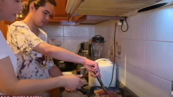 Maia Estianty mengajari Dul Jaelani membuat steak dengan bahan daging yang harganya mahal (Dok.YouTube/Maia Estianty)