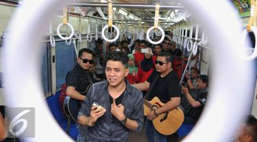 Band beraliran musik melayu, ST12 membawakan lagu saat berada di dalam gerbong kereta commuter, Jumat (18/9/2015).  Band ST 12 didapuk menjadi duta Kereta Api Indonesia (KAI). (Liputan6.com/Gempur M Surya)