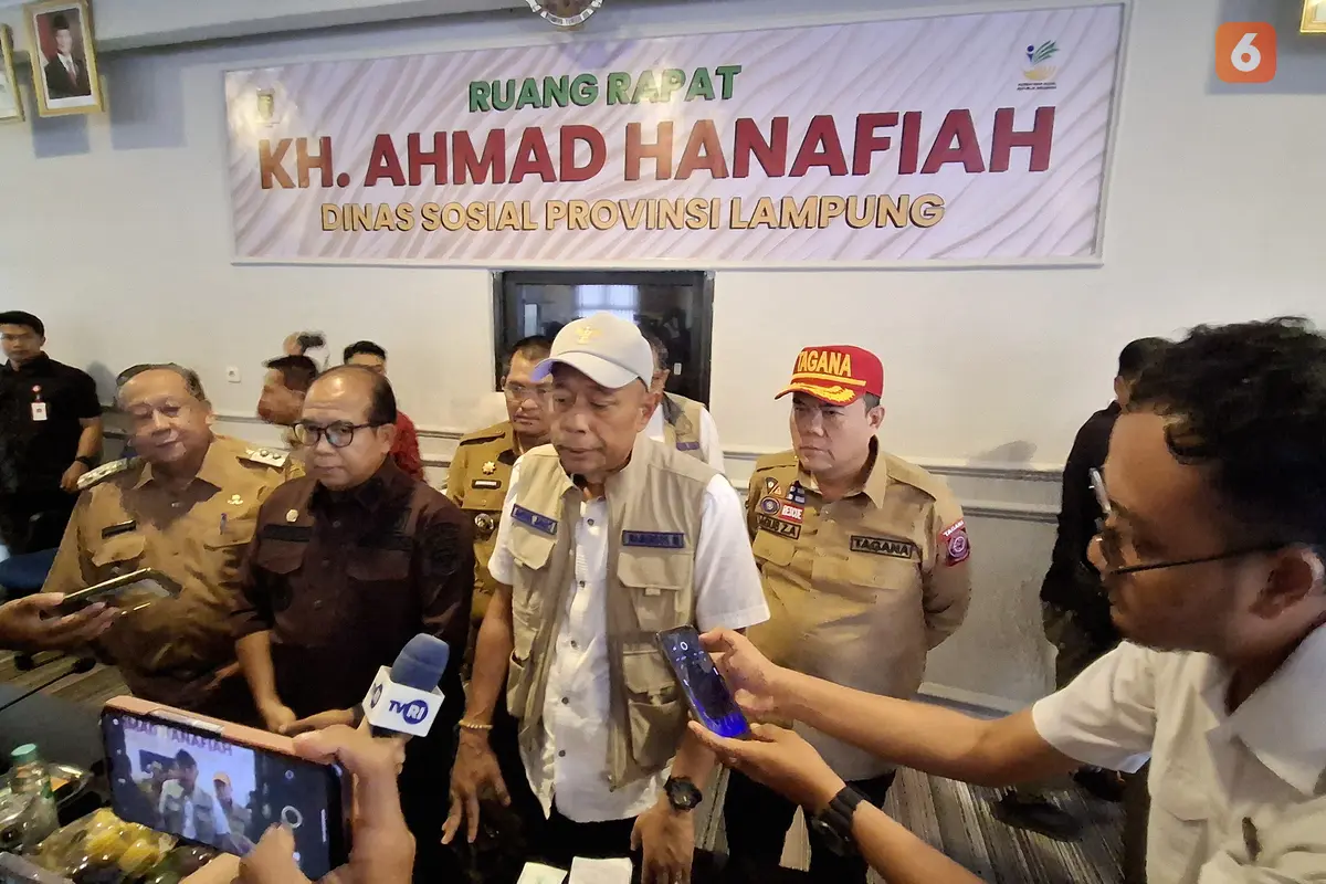 Wamensos, Agus Jabob Priyono meninjau kondisi warga yang terdampak banjir di Bandar Lampung. Foto : (Liputan6.com/Ardi).