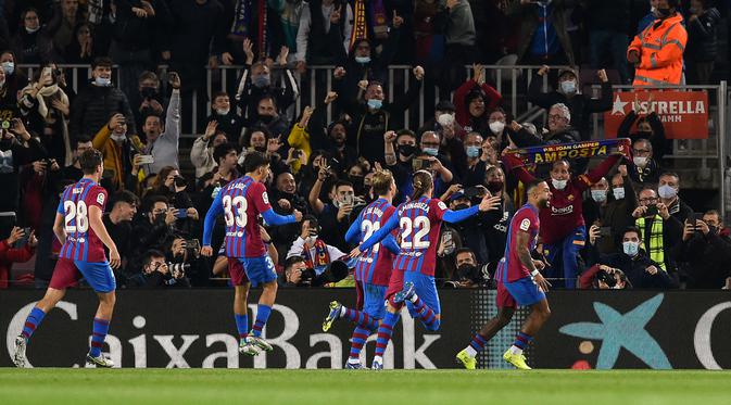 Depay yang maju sebagai penendang sukses mengecoh Lopez ke sisi kanan dan membuat Barcelona unggul 1-0. (AFP/Josep Lago)