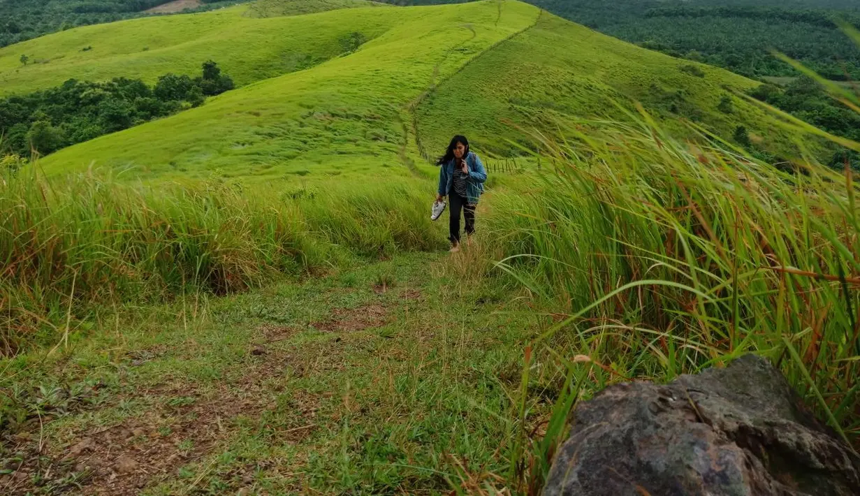 Kadek Arini juga mengunjungi Bukit Rimpi atau Bukit Teletubbies yang indah dalam rangkaian. (Liputan6.com/Pool/Kadek Arini)