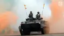 Tank amphibi Marinir melintasi kepulan asap usai upacara HUT Korps Marinir ke-72 di Kesatrian Marinir Hartono, Cilandak, Jakarta, Rabu (15/11). HUT Marinir ke-72 bertema Marinir Prajurit Pejuang dan Profesional. (Liputan6.com/Helmi Fithriansyah)
