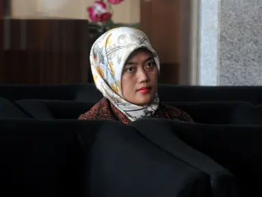 Bupati Lampung Timur Chusnunia Chalim atau Nunik menunggu penyidikan di Gedung KPK, Jakarta, Jumat (1/3). Nunik diperiksa sebagai saksi untuk tersangka terpidana mantan Bupati Lampung Tengah Mustafa. (Merdeka.com/Dwi Narwoko)