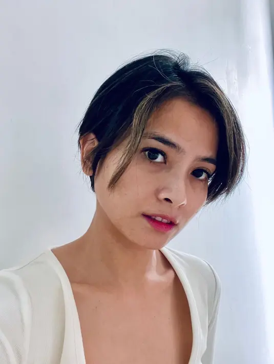 Namun kini, ia memangkas rambutnya menjadi bondol atau pixie cut. [Foto: IG/septriasaacha].