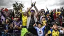 Masyarakat Zipaquira, Cundinamarca di Kolombia menyaksikan kehebatan Egan Bernal pebalap Kolombia berusia 22 tahun yang berhasil menjadi orang Kolombia pertama yang menjuarai Tour de France selama 110 tahun. (AFP/Juan Barreto)