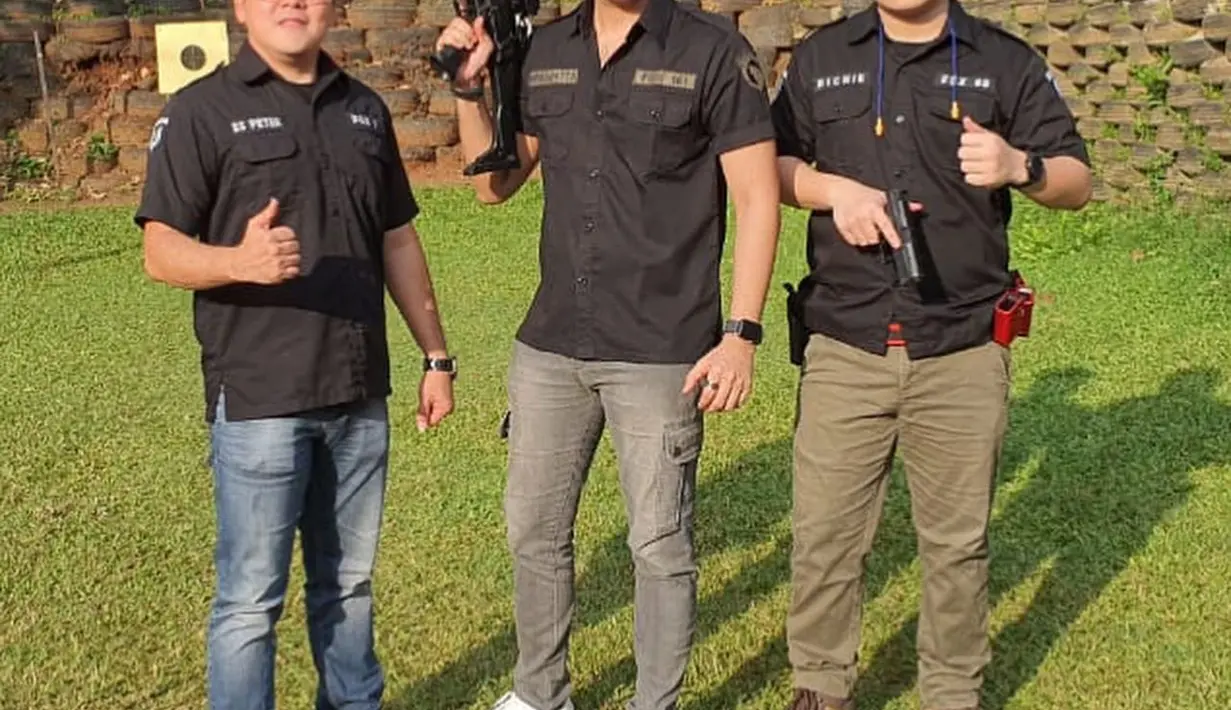 Tak hanya menggunakan handgun, Kriss Hatta juga berlatih senjata berlaras panjang. (Foto: Instagram/@krisshatta07)