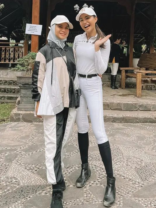 <p>Chacha juga tampil sporty dengan jaket dan celana bahan parasut warna monokrom lengkap dengan sneakers hitam dan topi capnya. (@chafrederica)</p>