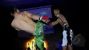 Atlet petarung berusaha menendang lawannya pada ajang XXC Championship 2015 yang dihelat di Embrio Markas Cafe, Jakarta, Minggu (12/04/15). XCC Championship 2015 salah satu olah raga bela diri MMA (Mixed Matrial Arts). (Liputan6.com/Faisal R Syam)