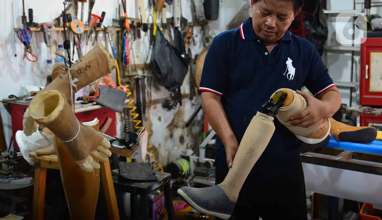 Perajin membuat kaki dan tangan palsu di Kawasan Tangerang, Kamis (2/7/2020). Menko Bidang Perekonomian Airlangga Hartarto menyebutkan penerapan new normal berpengaruh pada peningkatan signifikan penyaluran Kredit Usaha Rakyat (KUR) yang terjadi di pekan kedua Juni 2020. (Liputan6.com/Angga Yuniar)