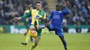  Pemain Leicester City, N'Golo Kante (kanan) berebut bola dengan pemain Norwich City, Jonny Howson pada lanjutan Liga Inggris pekan ke-27 di Stadion King Power, Sabtu (27/2/2016) malam WIB. (Reuters/Andrew Yates)