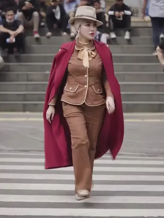 Ikut melenggang di Citayam Fashion Week, Bella Shofie tampil modis mengenakan set plaid blazer warna coklat. Gayanya disempurnakan dengan hijab warna krem dan topi warna senada. (Instagram/bellashofie_rigan).