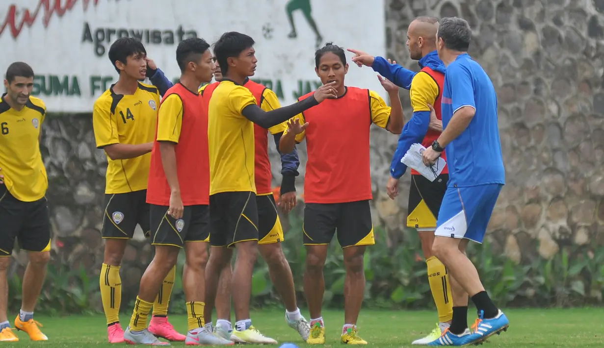 Pemain Arema Cronus, Kiko Insa membalas menendang kaki Arif Suyono dalam latihan di Kusuma Agrowisata, Malang, Rabu (10/2/2016). Bunyi tendangan Kiko terdengar oleh pemain lain dan pelatih Milomir Seslija. (Bola.com/Kevin Setiawan).