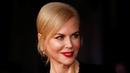 Nicole Kidman tersenyum saat menghadiri pemutaran perdana film 'Lion' di London Film Festival di London, Inggris, (12/10).  Nicole Kidman menjadi pemeran Sue Brierley di film terbarunya ini. (REUTERS/Peter Nicholls)