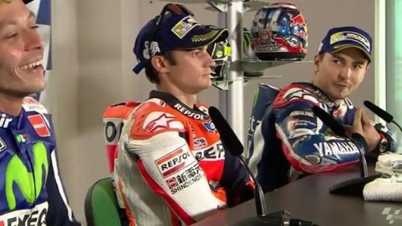Valentino Rossi (kiri) dan Jorge Lorenzo (kanan)