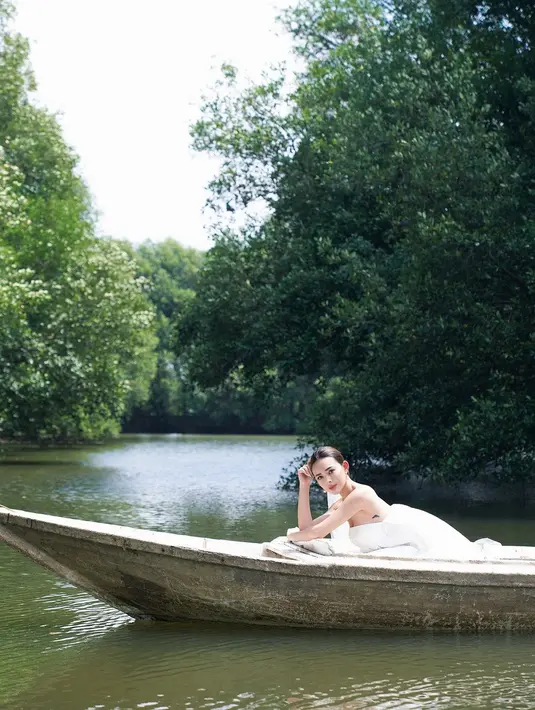 Penampilannya ini juga mengejutkan banyak fans, karena untuk pertama kalinya Amanda Manopo mengungkap tato di tubuhnya. [Foto: Instagram/winstongomez]