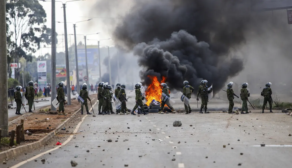 Unjuk rasa diserukan oleh pemimpin oposisi Raila Odinga terkait tingginya biaya hidup. (AP Photo/Patrick Ngugi)