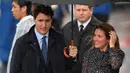File foto 27 Juni 2019, PM Kanada Justin Trudeau dan istrinya Sophie Gregorie Trudeau tiba jelang KTT G20 Osaka di bandara Kansai. Istri PM Kanada dinyatakan positif Virus Corona COVID-19 pada Kamis 12 Maret setelah mulai merasa sakit pada Rabu malam sekembalinya dari London. (CHARLY TRIBALLEAU/AFP)