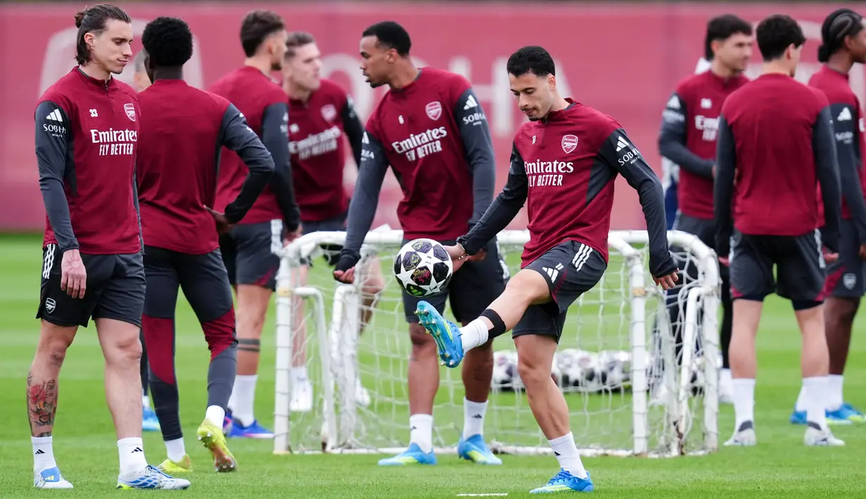 Pertandingan ini menjadi sangat penting bagi kedua tim yang memiliki ambisi besar untuk meraih trofi Liga Champions. (John Walton/PA via AP)