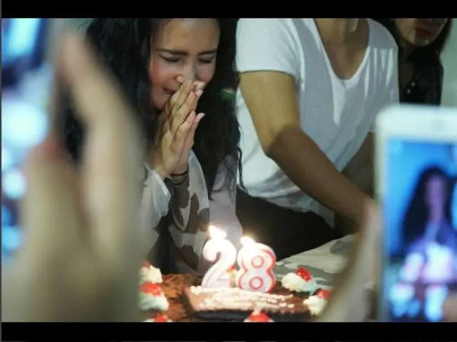 Ayushita panjatkan keinginannya di hari ulang tahun  (Foto: Instagram)